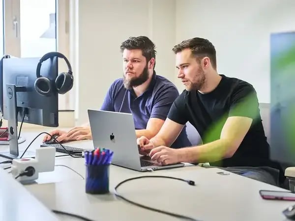 Gijs van Hout working with a colleague
